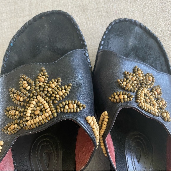 Clarks “Empress” Black Wedge Sandals with Beaded Elegance - Picture 4 of 4